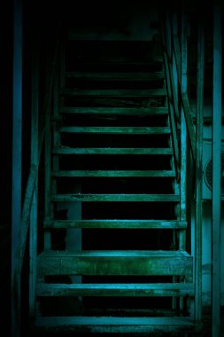 Karanlık bir bodruma inen gizemli korku merdivenleri, paranormal mavi ışığı ve korkunç korkutucu gölgeleri olan terk edilmiş eski korkunç bir evde terk edilmiş bir çatı katı.