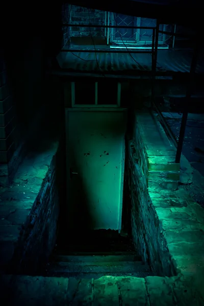 Rejtélyes Horror Lépcső Ajtó Egy Sötét Alagsorba Egy Öreg Rozoga — Stock Fotó