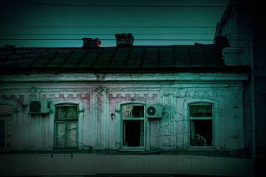 Ürkütücü, eski, gizemli bir korku evi. Korkunç bir mistik korkunç bina. Ay ışığında trompetler, tüyler ürpertici gölgeler ve korkuya neden olan kara bir pencere.