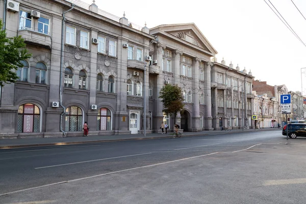 サラトフ サラトフ地方 ロシア 2019 市内中心部の魅力 モスコフスカヤ通りの美しい古い建物のファサード 20世紀の建築の歴史的記念碑 — ストック写真