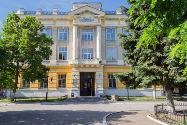 Saratov, Rusya - 06 / 07 / 2020: Saratov Devlet Üniversitesi 'nin dördüncü akademik binası olan şehir ve bölgenin cazibesi, SSU' nun adını yaz kampüsünde Chernyshevsky 'den alıyor.