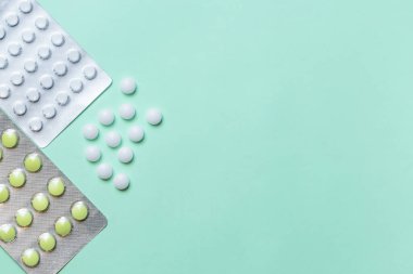 İlaç, eczane, tedavi, terapi, çeşitli antibiyotikler antiviral ağrı kesiciler ambalajda antidepresan hormonları azaltılıyor ve fotokopi alanı olan mavi yeşil bir arka plana saçılıyor.