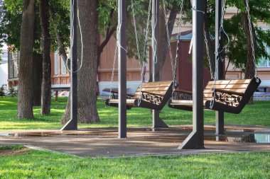 Salıncak, Saratov 'da yaz aylarında parkta bomboş. Adını yeşil ağaçların arasında yer alan Teatralnaya Meydanı' na bakan Radişçev 'den alıyor.