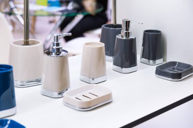 Ev ve iç mekanları düzenlemek için ev eşyaları, banyo ve tuvalet temizliği için çeşitli aksesuarlar, sabun tabakları, tuvalet fırçaları, sabun makineleri