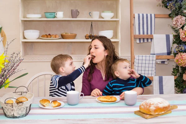 Mother Two Children Kitchen Having Breakfast Happy Son Feeds Feeds — Stock Photo, Image