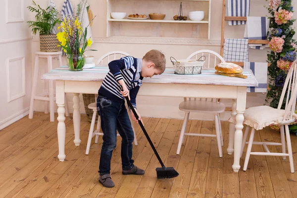 Kleiner Junge Fegt Den Boden Hübscher Junge Putzt Die Küche Stockfoto