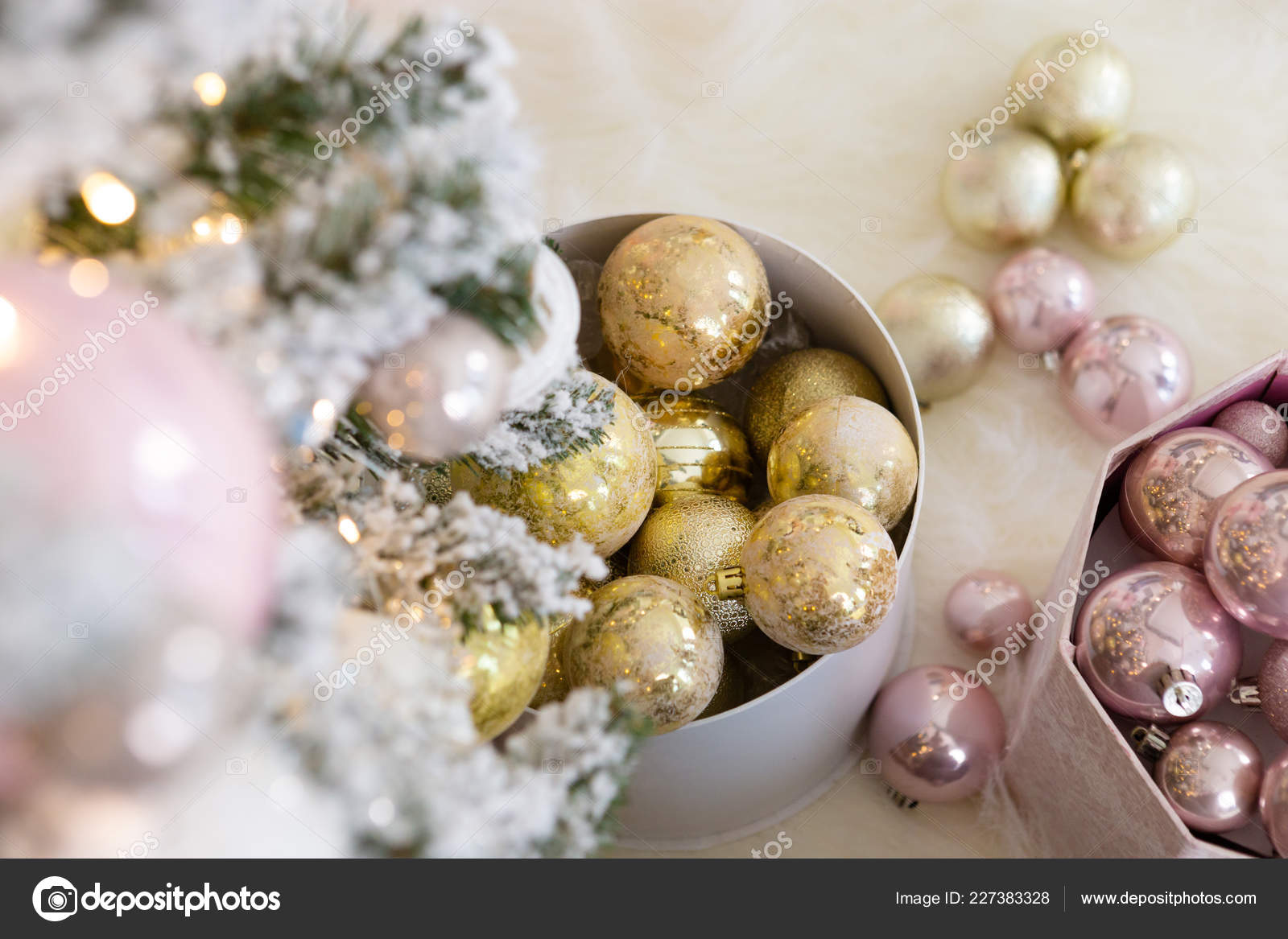 Christmas Tree Decorations Theme / How To Decorate Your Christmas Tree Like A Professional A Hosting Home / Keep the ornaments and garlands in the same color tone and texture to create a tailored look.