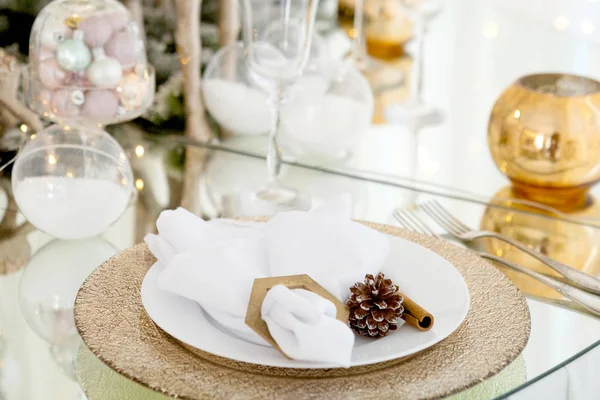 クリスマス テーブル ゴールデン プレートやナプキン ろうそく シナモン コーンで飾られたお祝いテーブルを設定します 月の休日 クリスマス テーブル — ストック写真