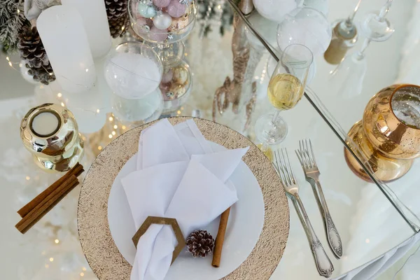 圣诞餐桌设置 节日餐桌装饰着金色的盘子和餐巾 圣诞餐桌装饰 12月假期 Bew 年庆祝 — 图库照片