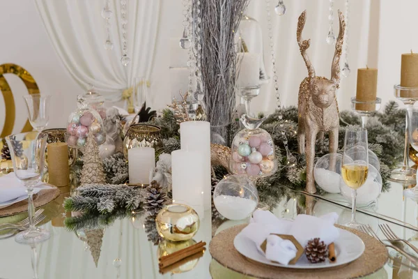 Рождественский Стол Праздничный Стол Украшенный Золотой Тарелкой Салфетками Посуда Свечи — стоковое фото