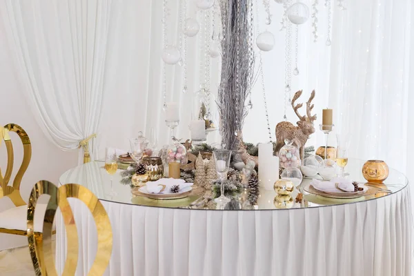 Рождественский Стол Праздничный Стол Украшенный Золотой Тарелкой Салфетками Посуда Свечи — стоковое фото