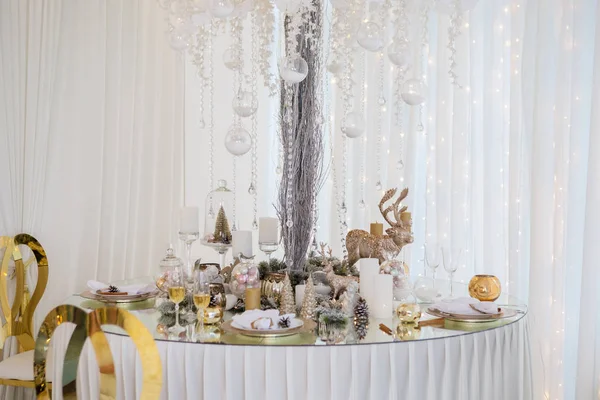 圣诞餐桌设置 节日餐桌装饰着金色的盘子和餐巾 圣诞节 节假日和餐桌布置概念 — 图库照片