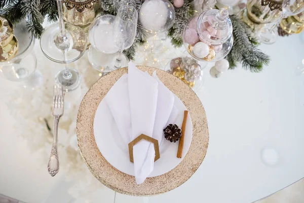 Ajuste Mesa Navidad Mesa Festiva Decorada Con Plato Oro Servilletas — Foto de Stock