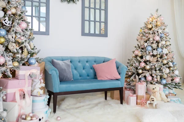 Χριστουγεννιάτικο Δέντρο Παρουσιάζει Κάτω Από Λευκό Καθιστικό Εορταστική Δωμάτιο Χριστούγεννα — Φωτογραφία Αρχείου