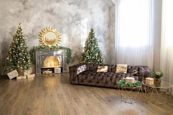 Interno Natale Soggiorno Con Caminetto Fit Tree Divano Accoglienti Decorazioni — Foto Stock