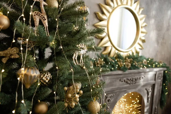 Świąteczna Choinka Kominek Wnętrze Domu Urządzone Nowy Rok Wakacje Złote — Zdjęcie stockowe