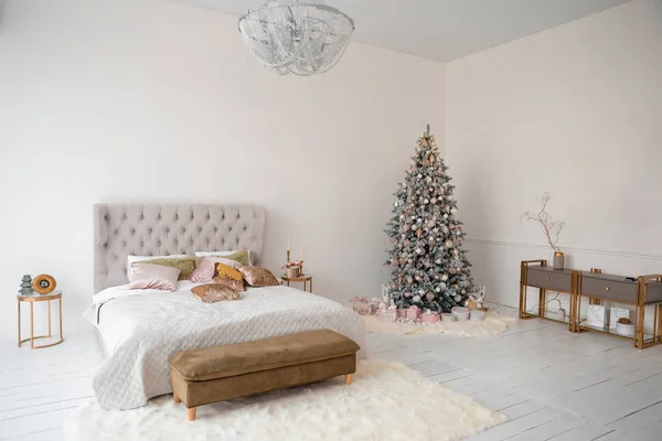 Klassische Weihnachten Interieur Zimmer Mit Weihnachtsbaum Geschenkboxen Dekoriert Weihnachtsdekoration Mit Stockfoto