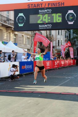 Odessa, Ukrayna - yaklaşık Ağustos 2018: yarış kazanan ve kırmızı kurdele bitirmek için ilk gelen çekici kadın.