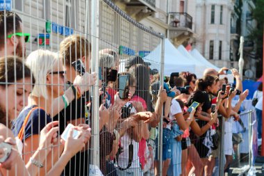 Odessa, Ukrayna - yaklaşık Ağustos 2018: telefonla birlikte fotoğraf ve video ile belgili tanımlık telefon çekimi hayranları çekim.