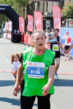 Odessa, Ukrayna - yaklaşık Ağustos 2018: yaşlı kadın Maraton koşusu. Maraton üst düzey Bayan 70 yaşın üzerinde çalışır. Maraton bitiş çizgisine.