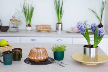 Çörek, iki bardak çay ve yeşil çiçekler tencere dilim. İki kişilik romantik kahvaltı kavramı.