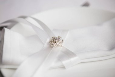 Beyaz kurdele ve Mücevherat ile Festival tablo ayarı dekorasyona. Çatal bıçak takımı, beyaz peçete ile süslenmiş ziyafet tablo.