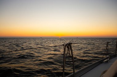 Sunrise denize yelken yachr tanış. Yeni gün, gündoğumu gökyüzü, gündoğumu manzara.