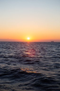Sunrise deniz, sabah saat, dikey ateş. Sakin ve romantik kavramı. Güzel manzara, temiz gökyüzü, güneş altında su hattı.