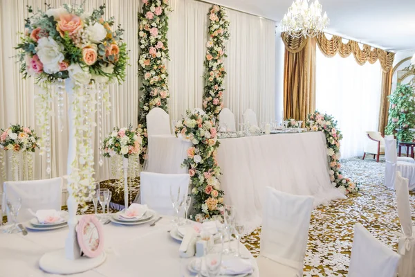 Bröllop Bankett Restaurang Bord Med Blommor Och Dekorationer Ljus Tabellen — Stockfoto