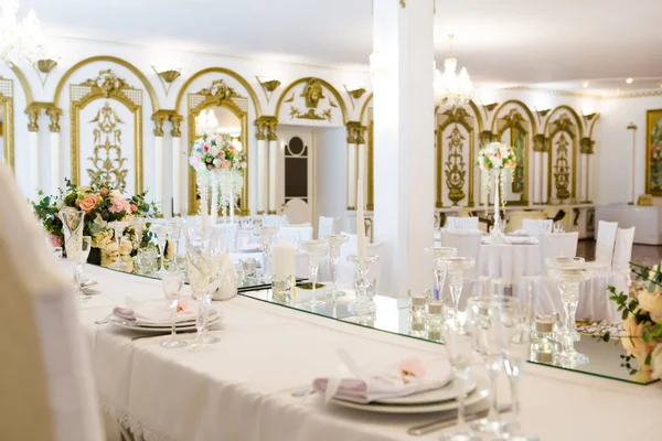 Mesa Servida Para Jantar Dos Recém Casados Restaurante Luxo Velas — Fotografia de Stock