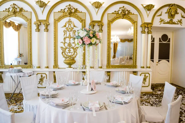 Mesa Casamento Para Convidados Restaurante Decorado Com Flores Toalha Mesa — Fotografia de Stock