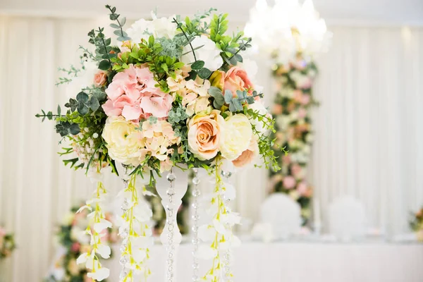 Bröllop Dekoration Bordet Blomsterarrangemang Och Dekoration Arrangemang Rosa Och Vita — Stockfoto