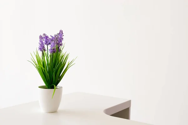 Bunte Blumen Weißen Topf Auf Dem Tisch Kopierraum Künstliche Pflanze — Stockfoto