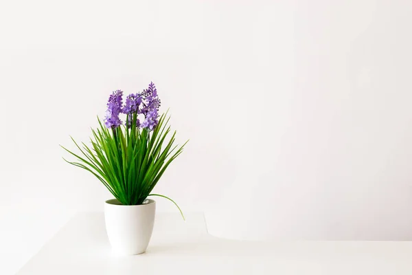 Bunte Blumen Weißen Topf Künstliche Pflanze Keramiktopf Auf Weißem Wandhintergrund — Stockfoto