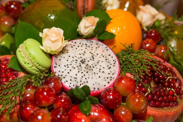 Essbare Arrangements Essbarer Obststrauß Nahaufnahme Fruchtbouquet Mit Makronen Orange Granat — Stockfoto