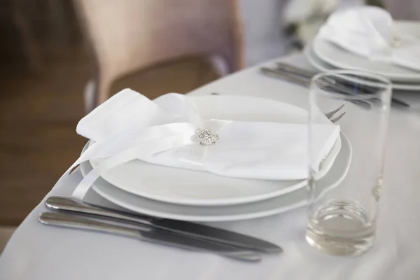 宴会食器 白いナプキンで装飾されたテーブル お祝いテーブル宴会場で結婚式の装飾 プレート ナプキン ナイフ フォーク ガラス — ストック写真