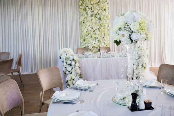 Banquete Casamento Restaurante Mesas Com Flores Decorações Flores Conjunto Mesa — Fotografia de Stock