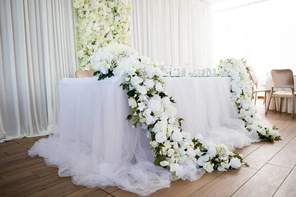 Conjunto Mesa Para Recepción Bodas Con Flores Mantel Blanco Vasos —  Fotos de Stock