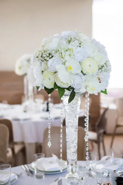 Klasyczne Światła Elegancja Ślubna Dekoracja Stołu Bukiet Białych Kwiatów Kryształy — Zdjęcie stockowe