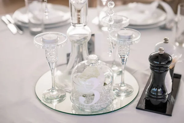 Mesa Servida Para Jantar Casamento Restaurante Luxo Vista Perto Velas — Fotografia de Stock