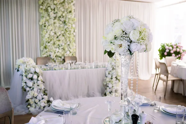 Svatební Tabule Restauraci Vyzdobené Květinami Bílý Ubrus Křišťálové Sklenice Příbory — Stock fotografie