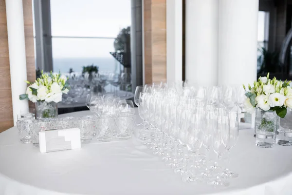 レストランでビュッフェ式のテーブルの上の美しいシャンパン グラス きれいなメガネと白ビュッフェ テーブルのカトラリー — ストック写真