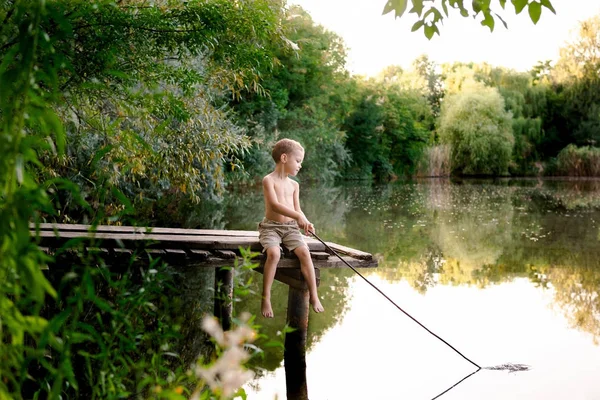 Niño Pescando Lago Con Caña Pescar Sus Manos Niño Sentado — Foto de Stock