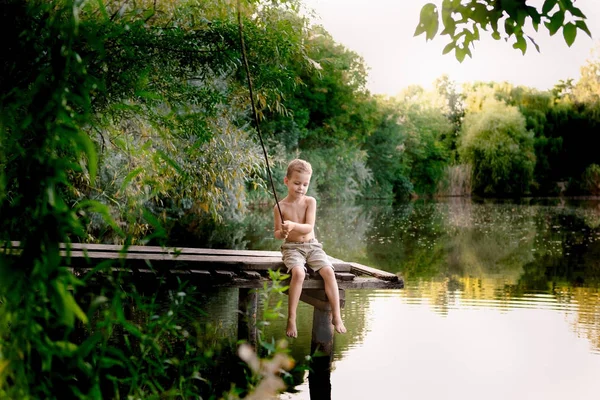 Niño Pescando Lago Con Caña Pescar Sus Manos Concepto Infancia — Foto de Stock