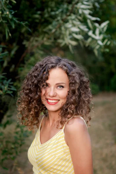 Junges Frauenporträt Park Sommerzeit Frauenporträt Lächelnd Braunes Lockiges Haar — Stockfoto