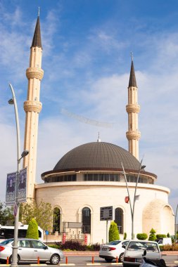 Kemer, Türkiye - Ekim, 2018: Cami Kemer, Türkiye'de. Bina, Müslüman, şehir sokak, dağlar arka plan üzerinde dini.