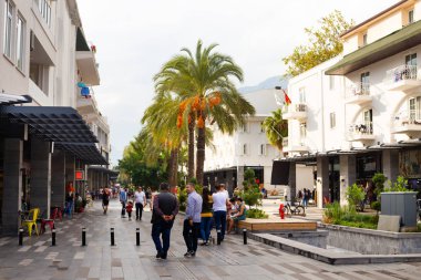Kemer, Turkey - Ekim, 2018: Orta sokak mağaza ve turistler, avuç içi ve Binalar.