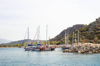 Yelkenli Yat Limanı Akdeniz'in, Türkiye'nin içinde. Zemin üzerine yeşil ağaçlar ile Dağları. Seyahat ve tatil kavramı.