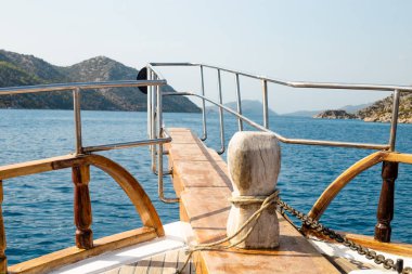 Deniz ve yat yay dağlardan görüntüleyin. Akdeniz deniz manzara, Türkiye, temiz mavi su, seyahat kavramı ve rahatla.