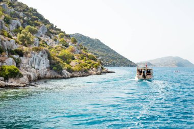 Simena Antik şehir Adası Kekova, Türkiye tarafından turistler ile tekne yüzen.
